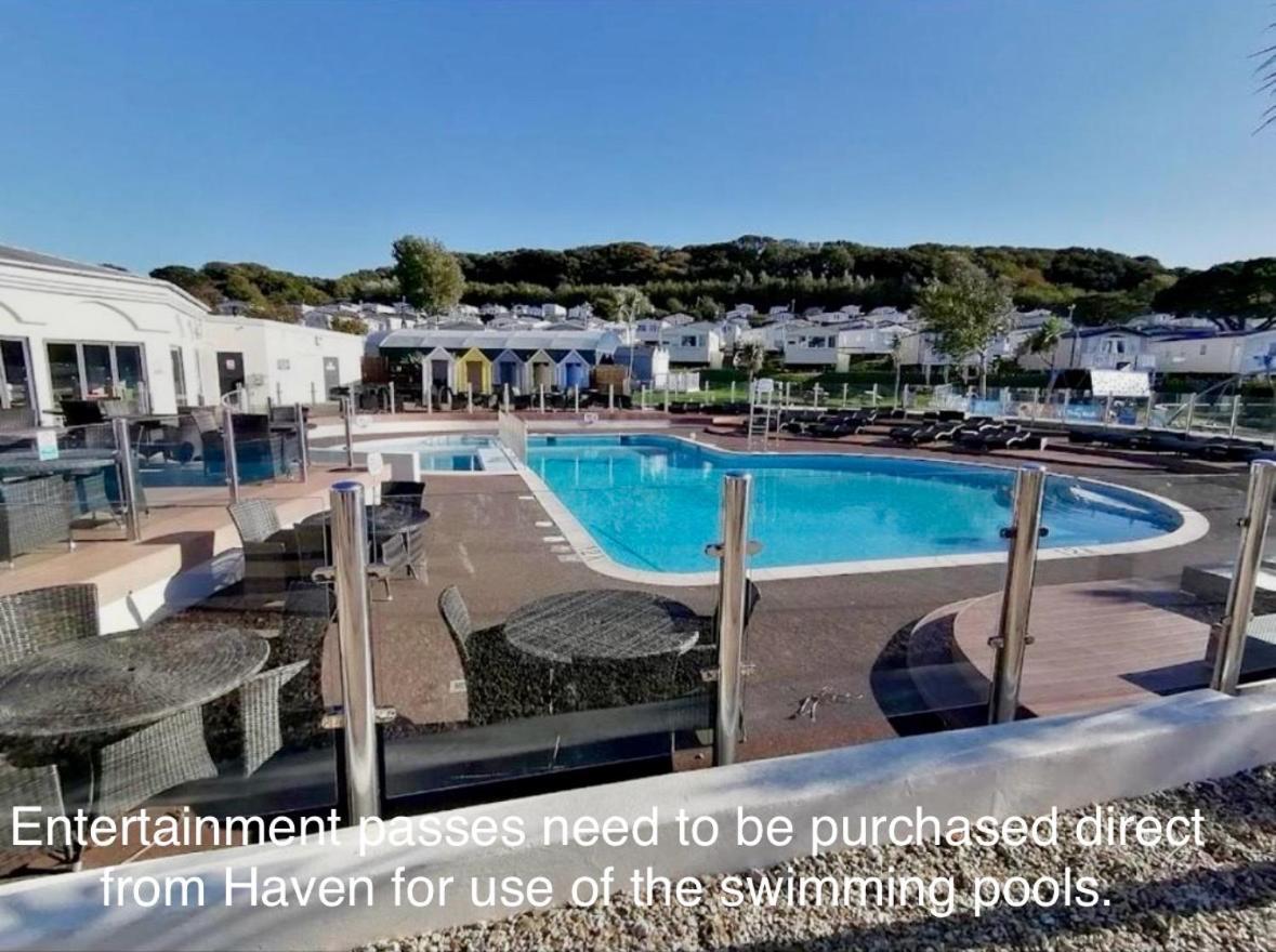 Отель The Fleet Retreat Wyke Regis Экстерьер фото